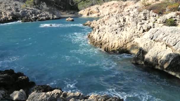 岩の上に波を打ち砕くCalo Den Monjo 景観自然景観と海の海岸線の景色と美しい熱帯海 — ストック動画