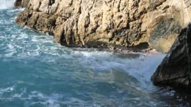 Rocksin Calo den Monjo 'da dalgalar çarpıyor, manzara doğa manzarası ve deniz manzaralı güzel tropikal deniz.