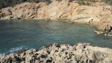 Mallorca kayalık kıyıları, çekici patika yürüyüşçüleri alanı, kıyıya vuran keskin kaya ve dalgaların güzel manzarası