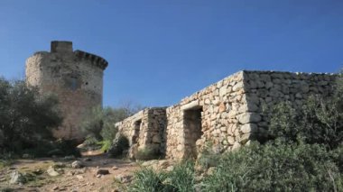 Mirador de Cap Andritxol, Andratx, Balearic Adaları, İspanya 'ya giden batıdaki kalabalık sahil yolunda bulunan kule.