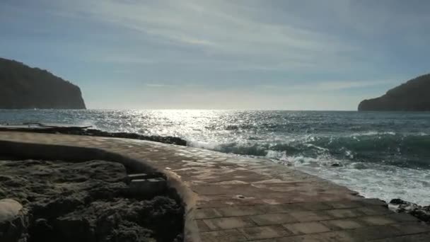 西方徒步旅行者沿着海岸行进 西班牙马略卡岛上的马德马营海滨美丽的岛屿风景 巴利阿里岛的建筑 — 图库视频影像