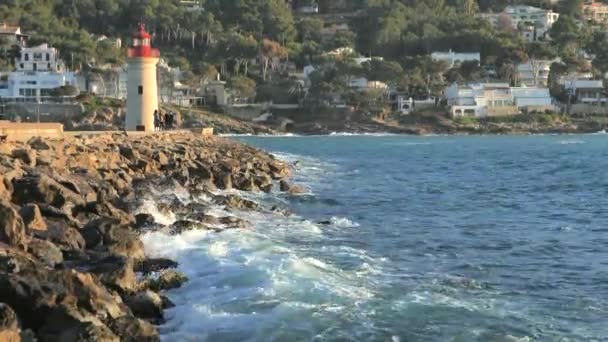 Janeiro 2020 Jovens Estão Tirando Selfies Enquanto Ondas Batem Cais — Vídeo de Stock