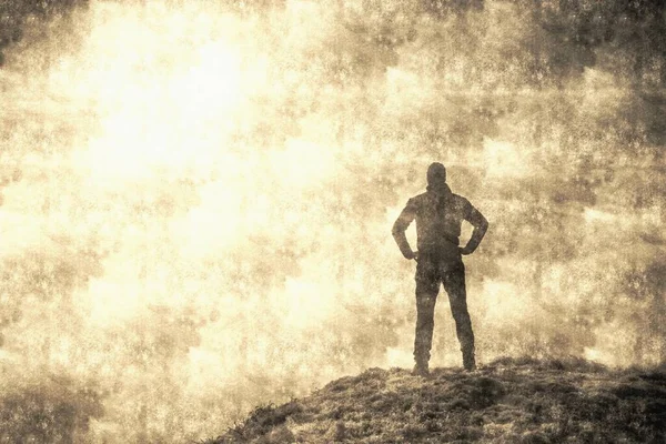 山の岩の上に陸上競技の男が立っている ハイキング 型フィルター 旧写真スタイル — ストック写真