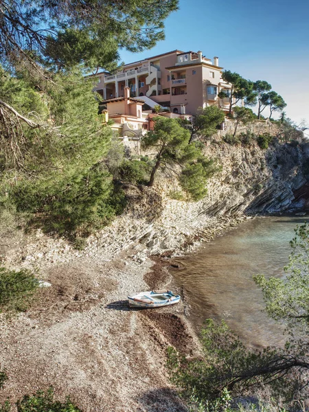 Punto Rocoso Con Villas Privadas Sobre Tranquilo Mar Azul Isla —  Fotos de Stock