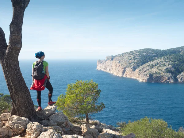 Ruta Montaña Mallorca Mujer Disfrutar Paisajes Insulares Paisajes Marinos Mallorca —  Fotos de Stock