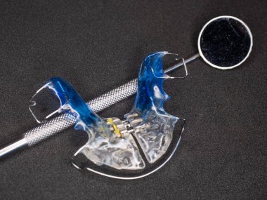 Diş koruyucusu ortodontik aygıt ve diş aletleri dişçi masasında