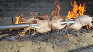 Izgarada ızgara tavuk, ızgara tavuk. Odun ve kömürün üstündeki ızgarada barbekü eti var..