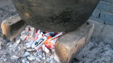 Şenlik ateşi körükleyen büyük diş minesi kazanı, güçlü geleneksel gulaş aile ve arkadaşlar etkinliği için temel taştır..