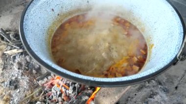 Kızartma makinesinde sıcak köpüklü gulaş, et ve baharatla kaynayan sos..