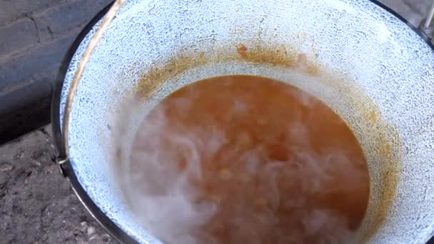 Warme Borrelende Goulash Kokende Saus Met Vlees Specerijen Een Frituurpan — Stockvideo