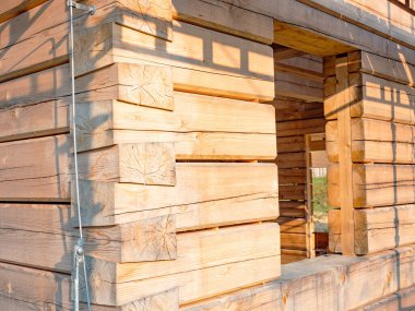 Tahta duvarda yıldırım iletken çelik tel var. Kök teli yıldırım iletkeni ev duvarında hafif ladin odunundan kare kirişlerden