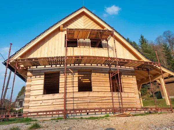 生态家庭住房的结构 躺在云杉木板的房子里隔热 建筑工程 — 图库照片