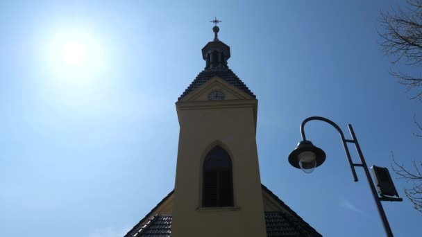 Hermanice诉Podjestedi 捷克共和国 2020年4月17日 东德生产的圣安东尼教堂与Trabant轿车 — 图库视频影像