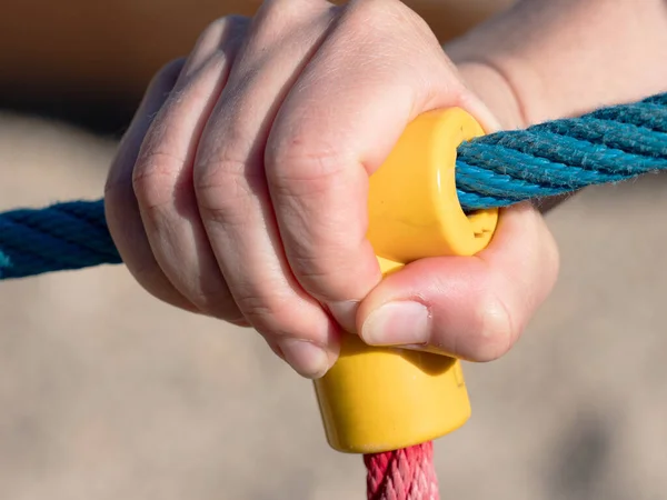 Mão Segurando Corda Subir Uma Parede Madeira Entretenimento Recreação Treinamento — Fotografia de Stock