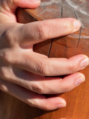 Oyun parkındaki tahta ağaç evin vidalanan parçaları. Çocuk tahta duvara tırmanıyor..