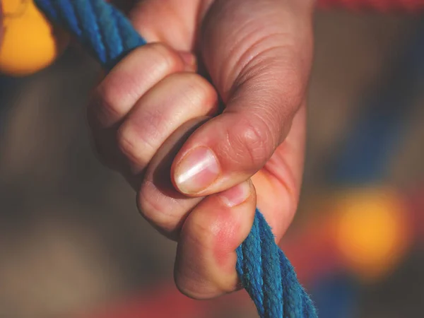 Ragno Ragnatela Corde Intrecciate Con Tenere Mani Femminili Mostrano Oggetto — Foto Stock