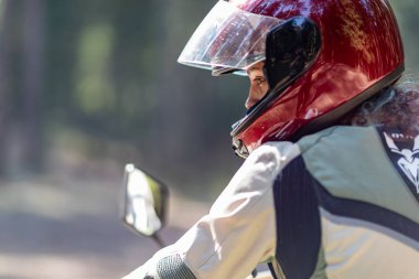 Omuz, yüz, sürücü, motosikletçi, kız, motosikletli genç kız, motosiklet ekipmanları, motosiklet sürücüsü, konsept, aktif yaşam tarzı, enduro