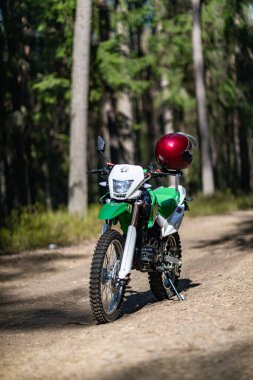 Ormana park edilmiş Enduro motosikleti, IRBIS TTR, konsept, aktif yaşam tarzı, dayanıklılık, off-road, güneş ışınları, arka plan