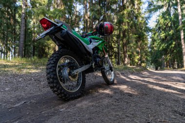 Ormana park edilmiş Enduro motosikleti, IRBIS TTR, konsept, aktif yaşam tarzı, dayanıklılık, off-road, güneş ışınları, arka plan