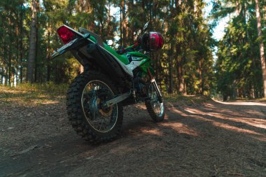 Ormana park edilmiş Enduro motosikleti, IRBIS TTR, konsept, aktif yaşam tarzı, dayanıklılık, off-road, güneş ışınları, arka plan