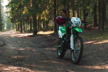 Ormana park edilmiş Enduro motosikleti, IRBIS TTR, konsept, aktif yaşam tarzı, dayanıklılık, off-road, güneş ışınları, arka plan