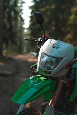 Ormana park edilmiş Enduro motosikleti, IRBIS TTR, konsept, aktif yaşam tarzı, dayanıklılık, off-road, güneş ışınları, arka plan