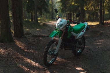 Ormana park edilmiş Enduro motosikleti, IRBIS TTR, konsept, aktif yaşam tarzı, dayanıklılık, off-road, güneş ışınları, arka plan
