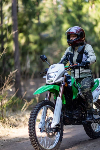 Belle Fille Posant Sur Une Moto Cheveux Bouclés Jeune Fille — Photo