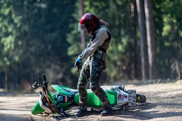 Motosiklet düştü ve motosikletli kız, motosikletli genç kız, motosiklet sürücüsü için ekipman, konsept, aktif yaşam tarzı, enduro