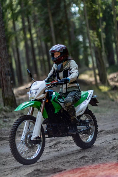 Viagem Moto Road Floresta Menina Bonita Feminismo Esporte Brutalidade Equipamentos — Fotografia de Stock