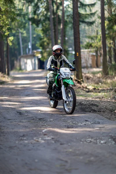 Ormanda motosiklet gezisi, güzel kız, feminizm, spor, vahşet, motosiklet ekipmanları, motosiklet sürücüsü, konsept, aktif yaşam tarzı, dayanıklılık.