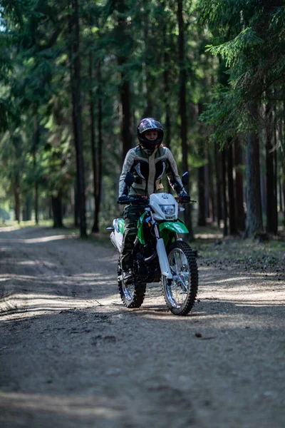 Wyjazd Motocyklem Terenowym Lesie Piękna Dziewczyna Feminizm Sport Brutalność Sprzęt — Zdjęcie stockowe