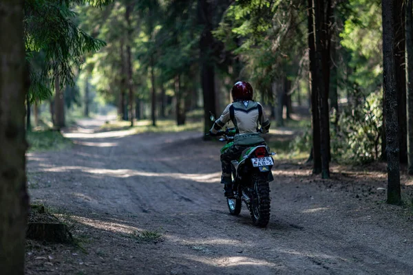 Wyjazd Motocyklem Terenowym Lesie Piękna Dziewczyna Feminizm Sport Brutalność Sprzęt — Zdjęcie stockowe