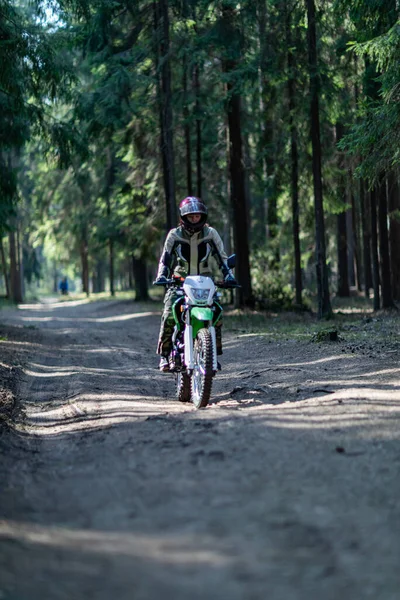Wyjazd Motocyklem Terenowym Lesie Piękna Dziewczyna Feminizm Sport Brutalność Sprzęt — Zdjęcie stockowe