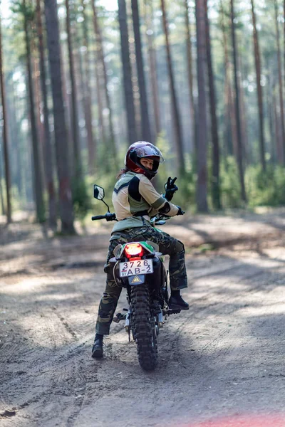 Beautiful Girl Posing Motorcycle Curly Hair Young Girl Biker Equipment — Stock Photo, Image