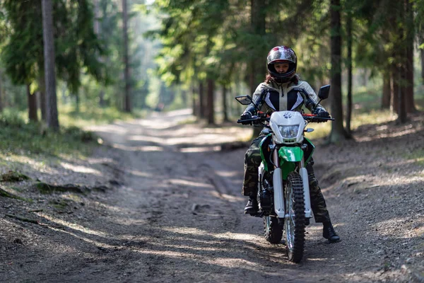 Belle Fille Posant Sur Une Moto Cheveux Bouclés Jeune Fille — Photo