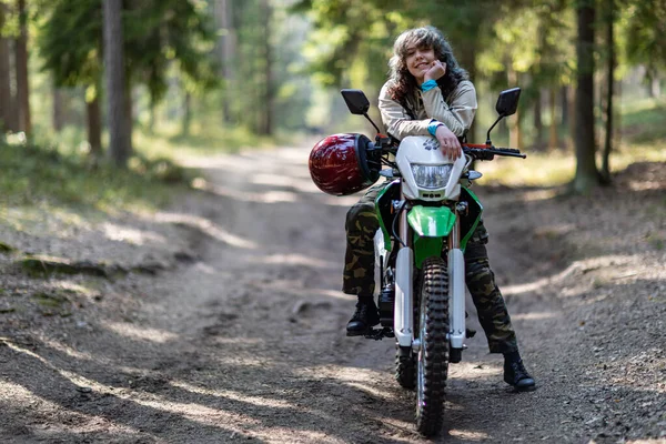 Piękna Dziewczyna Pozowanie Motocyklu Kręcone Włosy Młoda Dziewczyna Rowerzysta Sprzęt — Zdjęcie stockowe