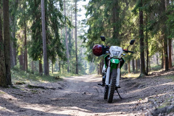 Ormana park edilmiş Enduro motosikleti, IRBIS TTR, konsept, aktif yaşam tarzı, dayanıklılık, off-road, güneş ışınları, arka plan