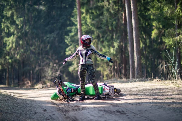 Moto Est Tombée Motard Sait Pas Quoi Faire Fille Jeune — Photo