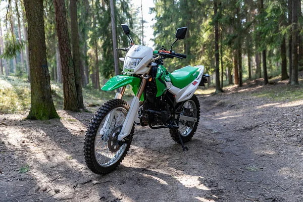 Ormana park edilmiş Enduro motosikleti, IRBIS TTR, konsept, aktif yaşam tarzı, dayanıklılık, off-road, güneş ışınları, arka plan
