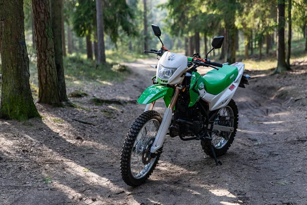 Ormana park edilmiş Enduro motosikleti, IRBIS TTR, konsept, aktif yaşam tarzı, dayanıklılık, off-road, güneş ışınları, arka plan