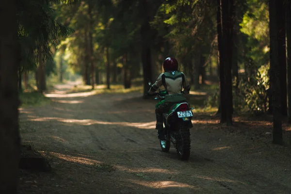 Ormanda motosiklet gezisi, güzel kız, feminizm, spor, vahşet, motosiklet ekipmanları, motosiklet sürücüsü, konsept, aktif yaşam tarzı, dayanıklılık.