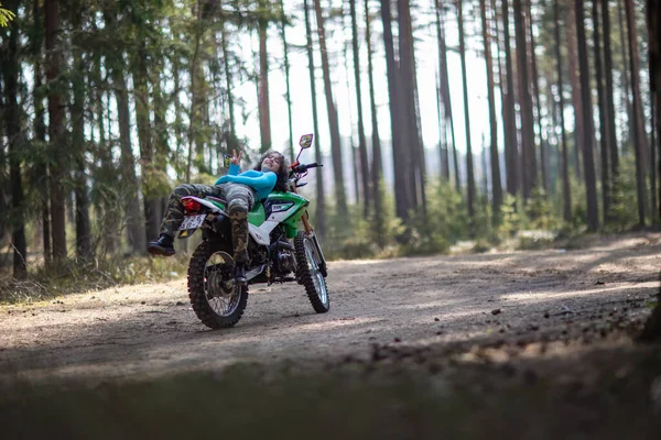 Belle Fille Posant Sur Une Moto Cheveux Bouclés Jeune Fille — Photo