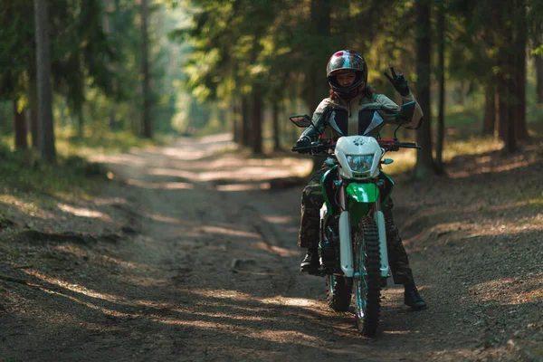 Belle Fille Posant Sur Une Moto Cheveux Bouclés Jeune Fille — Photo