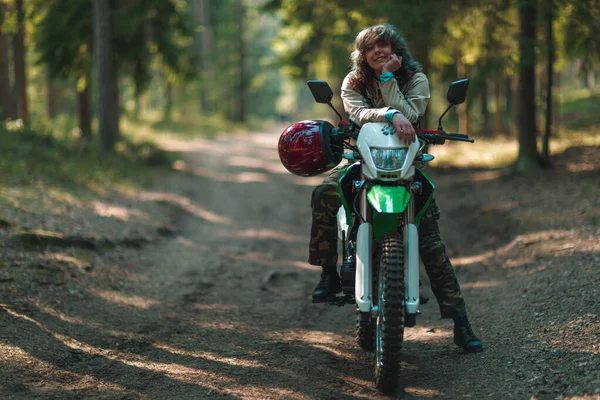 Piękna Dziewczyna Pozowanie Motocyklu Kręcone Włosy Młoda Dziewczyna Rowerzysta Sprzęt — Zdjęcie stockowe