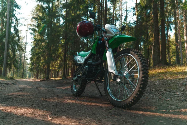 Ormana park edilmiş Enduro motosikleti, IRBIS TTR, konsept, aktif yaşam tarzı, dayanıklılık, off-road, güneş ışınları, arka plan