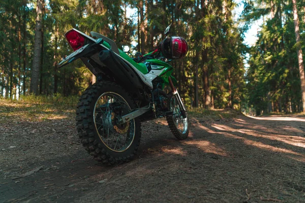 Ormana park edilmiş Enduro motosikleti, IRBIS TTR, konsept, aktif yaşam tarzı, dayanıklılık, off-road, güneş ışınları, arka plan