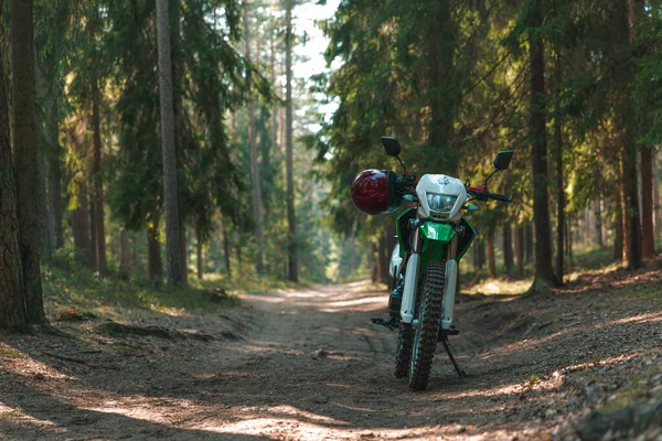 Ormana park edilmiş Enduro motosikleti, IRBIS TTR, konsept, aktif yaşam tarzı, dayanıklılık, off-road, güneş ışınları, arka plan