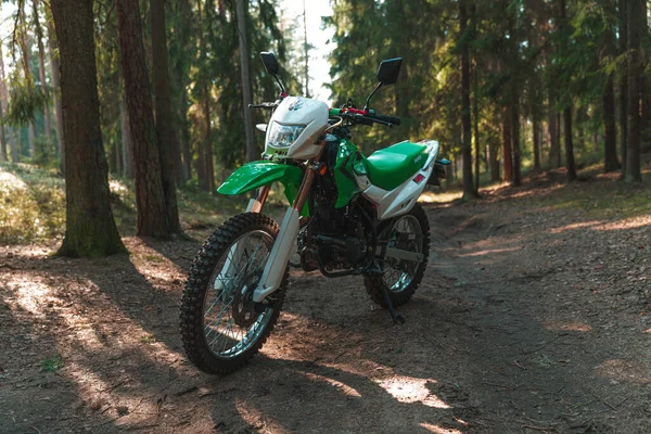 Ormana park edilmiş Enduro motosikleti, IRBIS TTR, konsept, aktif yaşam tarzı, dayanıklılık, off-road, güneş ışınları, arka plan