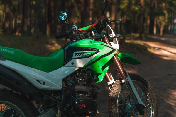 Motocykl Enduro Zaparkowany Lesie Irbis Ttr Koncepcja Aktywny Tryb Życia — Zdjęcie stockowe